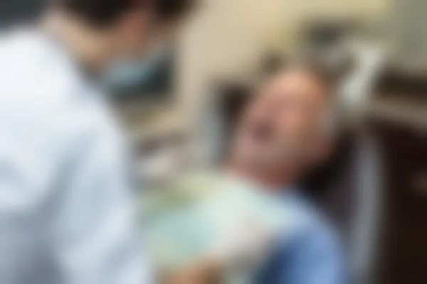 济南曹博士口腔美容中心活动义齿价目表：原价3000元起，现优惠价仅需2500元起，助您轻松绽放迷人笑容！