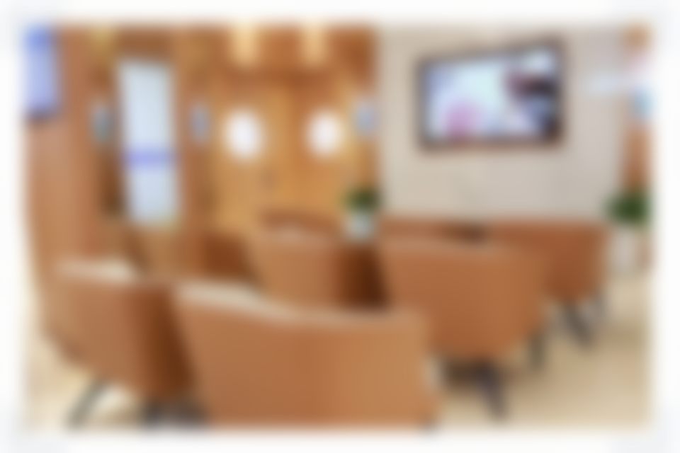 成都新桥口腔医院（衣冠庙店）张冰简介：口腔全能专家，洗牙种牙一把抓，亲切耐心口碑爆棚 