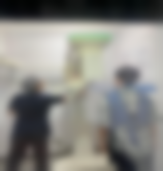 检查室,医疗设备,X光机,拍片 画面展示了一个白色的医疗检查室内,一台带有绿色顶